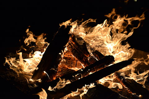 foc, cremar, registres, flama, llar de foc, taronja, brillant, calor, fusta, foguera, a l'aire lliure, cremant, calenta, nit, càlid, temporada, desembre, Nadal, foc - fenomen natural, calor - temperatura, registre, llenya, material de fusta, naturalesa, fons negre, cap gent, campament, groc, cremada, generació de combustible i energia, infern, 2K, CC0, domini públic, lliure de regalies