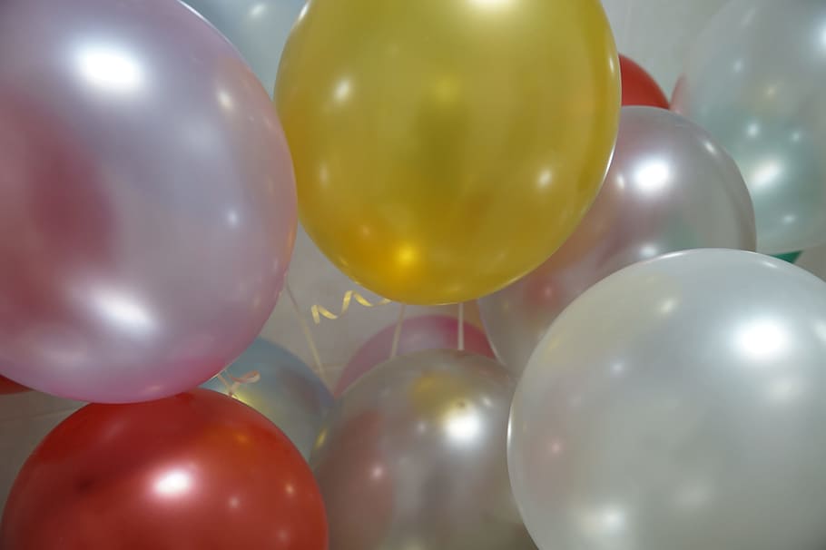 globus, diversió, resplendor, joia, la resplendor, dia del naixement, brillant, reflexió, celebració, primer pla, fons, esfera, a l'interior, cap gent, multicolor, decoració, gran grup d'objectes, globus d'heli, variació, natura morta, pilota, marc complet, enfocament selectiu, abundància, elecció, vulnerabilitat, color plata, 5K