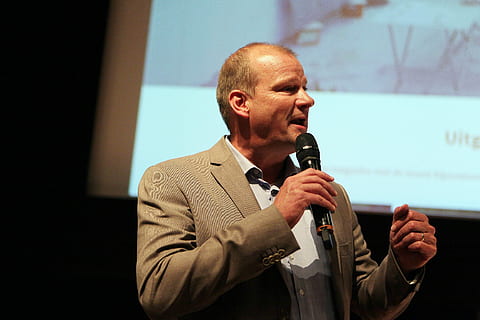 homme, permanent, écran de projection, en portant, microphone, orateur, présentateur, événements, présentations aux médias, Hommes, personnes, homme d'affaire, une personne, affaires, mâles, adulte, un seul homme, que les hommes, costume, périphérique d'entrée, adulte mature, bien habillé, hommes matures, la taille, homme d'affaires, à l'intérieur, parlant, la communication, affaire d'entreprise, discours, bouche ouverte, 2K, CC0, domaine public, libre de droits