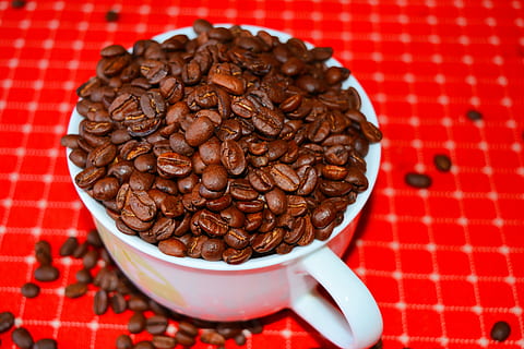 caffè, fagioli, rosso, tazza, energia, cibo e bevande, cibo, caffè - bevanda, natura morta, chicco di caffè tostato, freschezza, boccale, in casa, bere, tazza di caffè, Marrone, vista dall'alto, nessuno, tavolo, grande gruppo di oggetti, avvicinamento, direttamente sopra, vasellame, 5K, CC0, dominio pubblico, privo di copyright