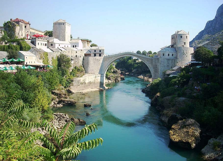 pont de maó gris, mostar, pont, riu, arc, Bòsnia i Hercegovina, estructura construïda, arquitectura, aigua, exterior de l'edifici, pont - estructura feta per l'home, connexió, naturalesa, cel, història, arbre, el passat, dia, pont d’arc, planta, destinacions de viatge, edifici, cap gent, a l'aire lliure, 2K