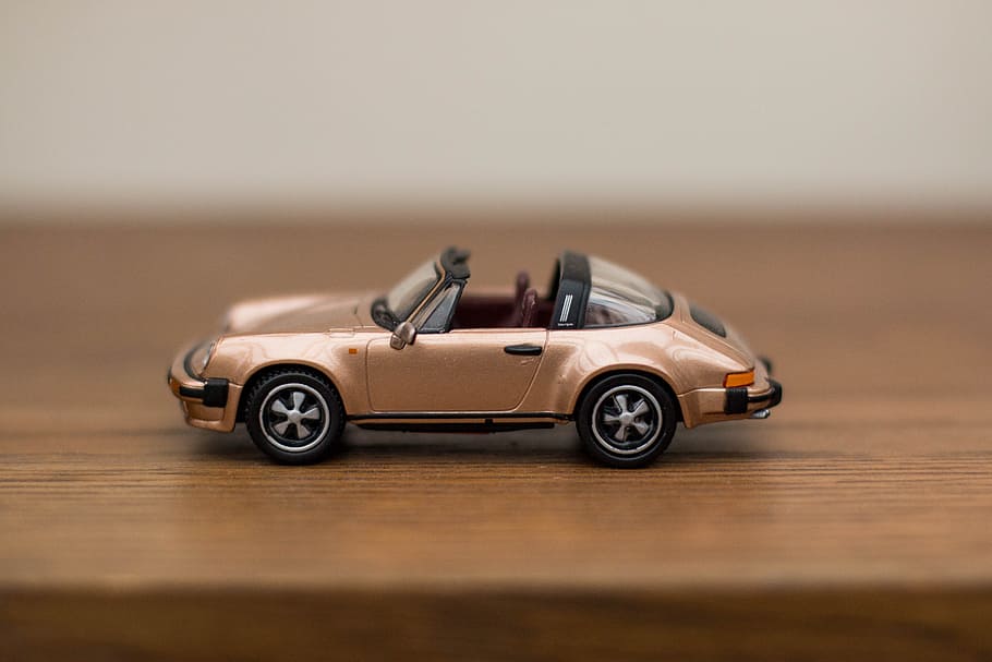 hnědý, konvertibilní, model automobilové váhy, mělký, zaměřit záběr, model auta, auto, Modelka, vozidlo, automobil, design, symbol, elegance, styl, motorové vozidlo, způsob dopravy, autíčko, přeprava, hračka, retro stylu, selektivní zaměření, nikdo, Historické auto, nostalgie, kopie prostor, uvnitř, antický, dřevo - materiál, cestovat, Dějiny, boční pohled, luxus, chrom, 5K