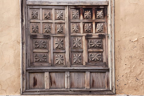 finestra, subestructura, fusta, decorat, convertit, vell, antiguitat, maçoneria, material de fusta, dia, cap gent, arquitectura, primer pla, a l'aire lliure, estructura construïda, exterior de l'edifici, tancat, porta, entrada, edifici, seguretat, protecció, artesania, funció de construcció de parets, el passat, història, patró, ornamentat, talla, 4K, CC0, domini públic, lliure de regalies