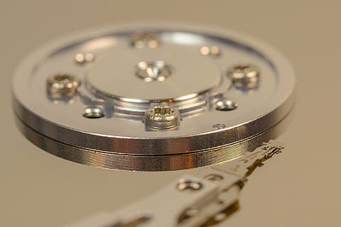 hdd, hardware, computer, disk, makro, datalager, teknologi, læse hoveder, indre arbejde, komponent, chip, det, magnetiske hoveder, sata, bestyrelse, digital, databehandling, bundkort, skrivehoveder, magnetisk datalagring, data, skåret ud, stylus, EDP, detalje, memory chip, harddisk, tæt på, computer del, indendørs, metal, studio skud, ingen mennesker, selektiv fokusering, guldfarvet, afspejling, sølvfarvet, holde øje, tid, enkelt objekt, nøjagtighed, farvet baggrund, guld, udstyr, baggrunde, armbåndsur, ur, 2K, CC0, offentligt domæne, royaltyfrie