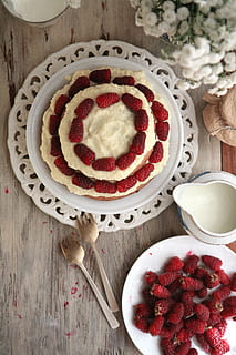 hindbær, kage, bagning, sød, cremebudding, dessert, sommer, skønhed, bær, madlavning, mad, frokost, ferie, gafler, mælk, mælkemand, mad og drikke, indendørs, træ - materiale, studio skud, plade, skål, friskhed, frugt, bærfrugt, sødt mad, bord, sund kost, høj vinkel visning, klar til at spise, køkkenredskaber, bagt, drikke, velvære, spise redskaber, forfriskning, ingen mennesker, fristelse, morgenmad, te kop, 4K, CC0, offentligt domæne, royaltyfrie