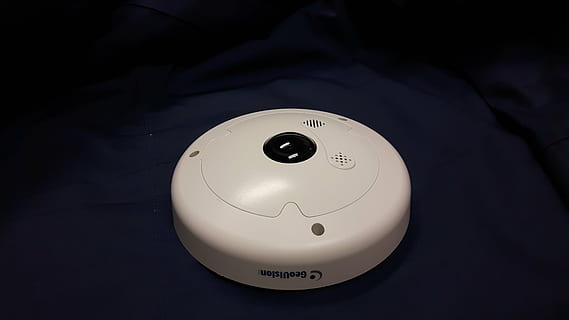 telecamera, fotocamera fish-eye, dispositivo, avvicinamento, sfondo nero, girato in studio, nessuno, in casa, comunicazione, tecnologia, singolo oggetto, colore nero, direttamente sopra, vista dall'alto, natura morta, forma geometrica, sorridente, Colore bianco, divertimento, connessione, cerchio, semplicità, faccina antropomorfa, materiale elettrico, 4K, CC0, dominio pubblico, privo di copyright