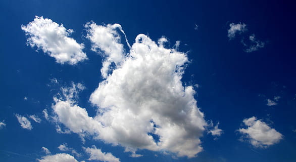 nube, cielo, bianca, soffice, blu, natura, tempo metereologico, all'aperto, aria, estate, giorno, sfondi, nuvola - cielo, clima, cumulo, spazio, Cloudscape, Colore bianco, atmosfera, scenics - natura, bellezza nella natura, nessuno, panoramico, cielo drammatico, scena tranquilla, ambiente, nuvoloso, idilliaco, vento, meteorologia, la libertà, emozione positiva, 5K, CC0, dominio pubblico, privo di copyright