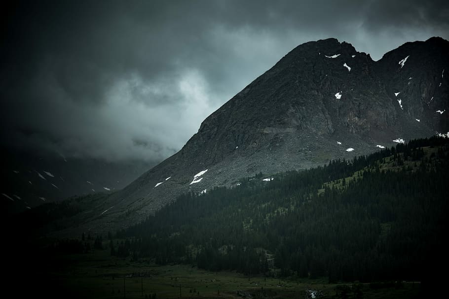 arbres propers a les muntanyes, muntanyes de blocs de fallades, envoltat, pins, gris, núvols, muntanya, núvol, rock, pi, tempesta, fosc, ennuvolat, muntanya alta, neu, pic, vall, naturalesa, Serra, paisatge, escenics - natura, bellesa a la natura, núvol - cel, cel, medi ambient, escena tranquil·la, tranquil·litat, cap gent, escena no urbana, terra, temperatura de fred, núvol de tempesta, planta, a l'aire lliure, cim de muntanya, muntanya nevada, poder a la natura, 5K
