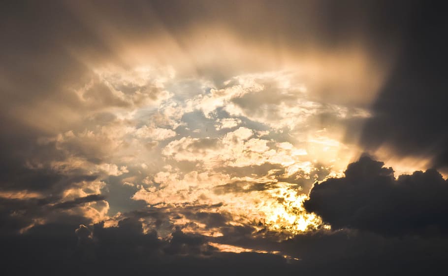 blanc, núvols, blau, fotografia de cel, cel, raigs, sol, esperança, raig de sol, revelació, formen núvols, sembla, l'estat d'ànim del temps, cel dramàtic, naturalesa, temps, humor, llum, núvol - cel, llum solar, posta de sol, cloudscape, cap gent, escenics, bellesa a la natura, fons, medi ambient, atmosfera, escenics - natura, idíl·lic, tranquil·litat, color vibrant, vent, a l'aire lliure, lluminós, resum, fosc, meteorologia, brillant, 5K