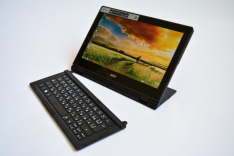 întoarse, negru, laptop acer, comprimat, calculator, tehnologie, ecran, laptop, PC, atingere, mobil, mobilitate, acer, în interior, tehnologia fără fir, comunicare, nici o persoana, echipamente de calcul, conexiune, fundal alb, Monitorul computerului, a închide, ecran cu cristale lichide, tastatura, ecranul dispozitivului, masa, natură, portabilitate, tastatură, Echipament electric, 5K, CC0, domeniu public, fără drepturi de autor