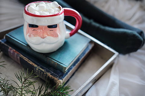 caixa, livro, estude, ler, conhecimento, cama, Folha, sala, marshmallow, dentro de casa, ninguém, copo, comida e bebida, bebida, representação, fechar-se, caneca, ainda vida, bebida quente, visão de alto ângulo, mesa, arte e Artesanato, refresco, criatividade, foco seletivo, representação humana, café, chá - bebida quente, bandeja, louças, xícara de chá, 5K, CC0, domínio público, royalty free