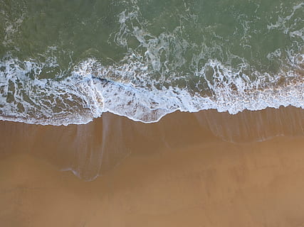 ocell, fotografia d'ulls, vora de la platja, alt, fotografia d'angle, vora del mar, la baule-escoublac, França, platja, drone shot, oceà, onada, Costa, mar, sorra, naturalesa, aigua, estiu, línia de costa, navega, vacances, clima tropical, a l'aire lliure, blau, cap gent, moviment, dia, esport, terra, esport aquàtic, surf, bellesa a la natura, esquitxades, poder, escenics - natura, vista d’angle alt, poder a la natura, aigua que flueix, 4K, CC0, domini públic, lliure de regalies