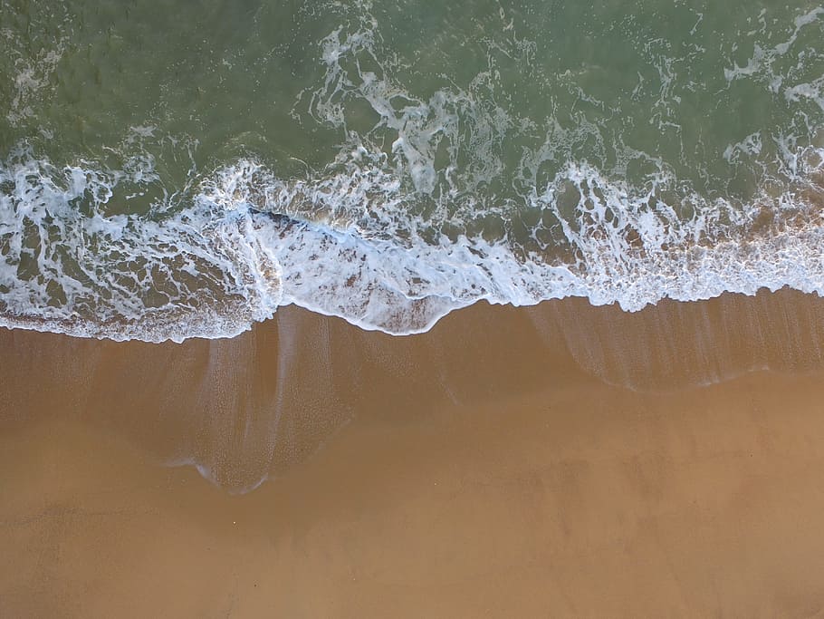 ocell, fotografia d'ulls, vora de la platja, alt, fotografia d'angle, vora del mar, la baule-escoublac, França, platja, drone shot, oceà, onada, Costa, mar, sorra, naturalesa, aigua, estiu, línia de costa, navega, vacances, clima tropical, a l'aire lliure, blau, cap gent, moviment, dia, esport, terra, esport aquàtic, surf, bellesa a la natura, esquitxades, poder, escenics - natura, vista d’angle alt, poder a la natura, aigua que flueix, 4K