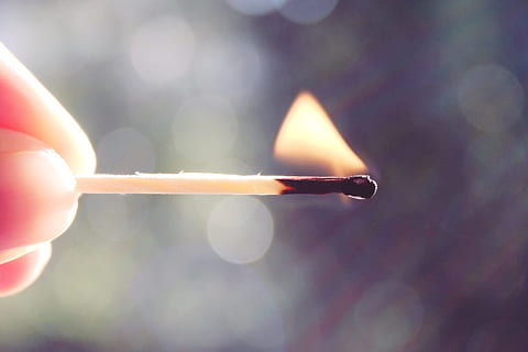 oplyste matchestang, match, flamme, ild, brænde, hed, træ, varme, tænding, tæt, forbrændinger, kamphoved, brænder ned, lys, kindle, finger, holde, menneskelig hånd, menneskelig kropsdel, hånd, bedrift, brænding, tæt på, linseflare, fokus på forgrunden, varme - temperatur, en person, natur, kropsdel, menneskelig finger, tændstik, brand - naturligt fænomen, røg - fysisk struktur, 1080P, CC0, offentligt domæne, royaltyfrie