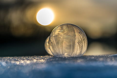 Seifenblase, eiskalt, kalter Winter, Eis, kalt, Winter, gefrorene Blase, gefroren, Ball, Blase, eiskristalle, winterlich, irisierend, ze, Landschaft, gefrostet, wunderschönen, Struktur, gefrostete Seifenblase, Kugelform, am härtesten, Winterzauber, das Wintermärchen, eisig, Gegenlicht, Frost, Zauber, Kristallwachstum, Märchen, Orange, Sonnenaufgang, Sonne, warm, schimmern, Gold, Himmel, Gelb, selektiver Fokus, Nahansicht, keine Leute, Hintergründe, Tag, draußen, Natur, einzelnes Objekt, Sonnenlicht, Kugel, Oberflächenniveau, Fokus auf den Vordergrund, solide, Essen und Trinken, Reflexion, Linseneffekt, Rock, gestalten, 5K, CC0, gemeinfrei, lizenzfrei