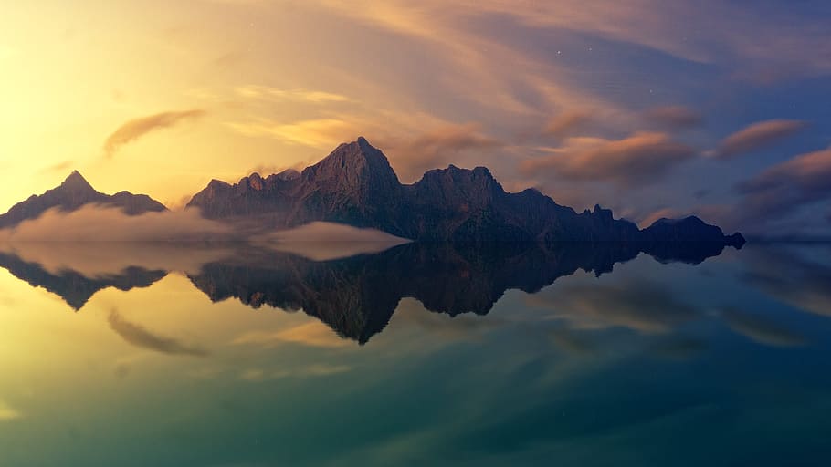 Brun, bjerg, spejlet, legeme, vand, fotografering, tåger, krop af vand, bjerge, spejl, afspejling, Sky, natur, landskab, bjergtop, scenics, solnedgang, himmel, udendørs, skønhed i naturen, bjergkæde, solopgang - daggry, sky - himmel, blå, daggry, rejse, Asien, rolig scene, Guilin, cloudscape, skumring, sollys, sommer, ro, scenics - natur, sø, idyllisk, ingen mennesker, havnefronten, ikke-urbane scene, miljø, 4K