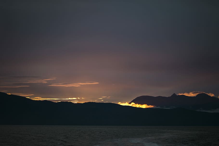Sonnenuntergang, Horizont, Silhouette Fotografie, Berge, Himmel, Nacht-, Feuer, Flamme, Wolke, Wasser, See, Silhouette, Sonnenaufgang, Sonne, Licht, golden, Berg, Schönheit in der Natur, Szenen - Natur, Ruhe, wolke - himmel, ruhige Szene, Meer, Natur, idyllisch, Gebirge, keine Leute, Dramatischer Himmel, Ufergegend, Nicht-städtische Szene, draußen, romantischer Himmel, 5K