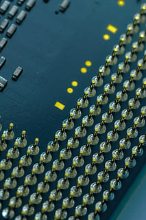 Zentralprozessor, Prozessor, Makro, Stift, Computer, Elektronik, Datenverarbeitung, Chip, Tafel, Schaltungen, pc, Kontrollzentrum, Verbindungen, Elektrotechnik, Komponente, Technologie, Spur, Daten, elektrisch, Komponenten, Taschenrechner, Software, schließen, Slot, keine Leute, Nahansicht, High Angle View, Kommunikation, in einer Reihe, Ausrüstung, Text, drinnen, Fokus auf den Vordergrund, Stillleben, Muster, Tag, goldfarben, westliche Schrift, grüne Farbe, Wiederholung, Metall, Kunst, Kultur und Unterhaltung, 1080P, CC0, gemeinfrei, lizenzfrei