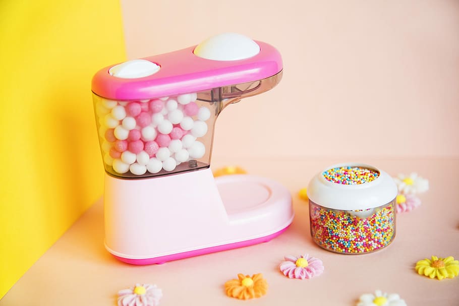 bílý, růžový, mini candy dávkovač, Pozadí, box, Jasný, cukroví, žvýkačka, děti, čokoláda, zblízka, detail, barvitý, Lahodné, účinky, květ, guma, pastel, pop, Červené, šicí stroj, cukr květina, sladký, nezdravý, tapeta na zeď, žlutá, růžová barva, uvnitř, jídlo a pití, nikdo, stálý život, stůl, pohár, kontejner, džbánek, kávový šálek, vícebarevné, barevné pozadí, studio shot, jídlo, zaměřit se na popředí, polka dot, napít se, káva, sladké jídlo, šálek čaje, 2K