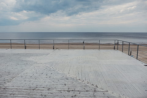 tom strandterrasse, tom strand, terrasse, landskap, hav, Strand, ingen folk, kystlinje, himmel, natur, utendørs, sand, vann, blå, ro, rolig scene, scenics, horisont, skjønnhet i naturen, naturskjønnhet - natur, horisont over vann, land, sky - himmel, tre - materiale, idylliske, dag, rekkverk, 4K, CC0, offentlig domene, opphavsrett gratis