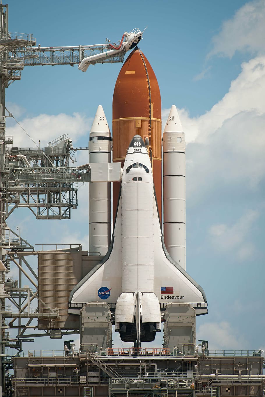 marró, blanc, coet espacial, núvols, transbordador espacial, esforç, llançadora, espai, pre-vol, llançament, coixinet, coet, boosters, nau espacial, astronauta, vehicle, preparació, arquitectura, estructura construïda, cel, exterior de l'edifici, dia, naturalesa, transport, núvol - cel, cap gent, manera de transport, viatjar, a l'aire lliure, metall, vehicle aeri, vista d’angle baix, indústria, connexió, aeroport, avió, fàbrica, 5K