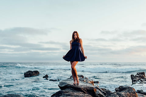 dona, negre, camisa de vestir, formació de pedres de mar, durant el dia, dona de negre, vestit negre, mar, pedra, formació, dones, a l'aire lliure, una persona, naturalesa, rock - object, gent, femelles, ètnia caucàsica, platja, adult jove, bellesa, bonic, adult, estiu, posta de sol, estils de vida, bellesa a la natura, cel, de peu, relaxació, llibertat, aigua, vestit, només dones, una sola dona, només adults, longitud completa, rock, sòlid, terra, activitat d'oci, dones joves, escenics - natura, moda, horitzó sobre l’aigua, pentinat, dona guapa, 5K, CC0, domini públic, lliure de regalies