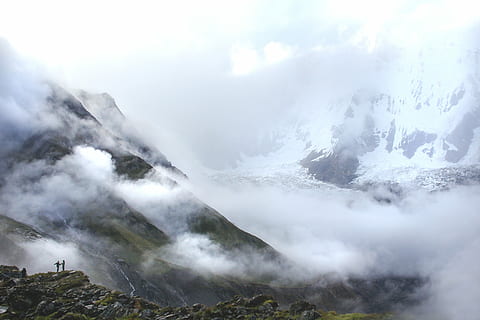 Berg mit Wolken, Berg, bedeckt, Wolken, Menschen, klein, Felsen, Tal, Schnee, Trekking, Wanderung, Nepal, Wolke, wild, Natur, Annapurna, Schönheit in der Natur, Szenen - Natur, Himmel, Umgebung, wolke - himmel, keine Leute, Tag, Landschaft, Nebel, Ruhe, kalte Temperatur, Winter, Nicht-städtische Szene, ruhige Szene, Gebirge, idyllisch, Gipfel, 4K, CC0, gemeinfrei, lizenzfrei