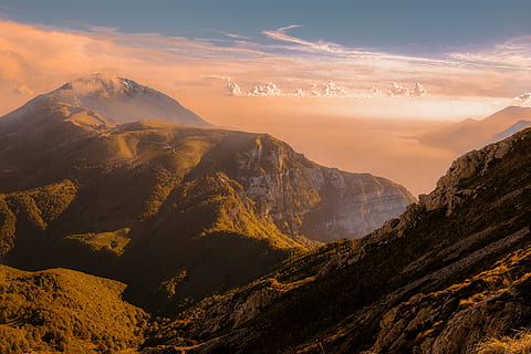 gunung, dataran tinggi, awan, langit, puncak, punggung bukit, pemandangan, alam, lembah, hijau, pohon, menanam, hutan, matahari terbenam, matahari terbit, puncak gunung, gunung berapi, di luar rumah, keindahan di alam, lingkungan Hidup, scenics - alam, awan - langit, tanah, batu, batu - benda, pegunungan, ketenangan, tujuan wisata, padat, perjalanan, tidak ada orang, 4K, CC0, domain publik, bebas royalti