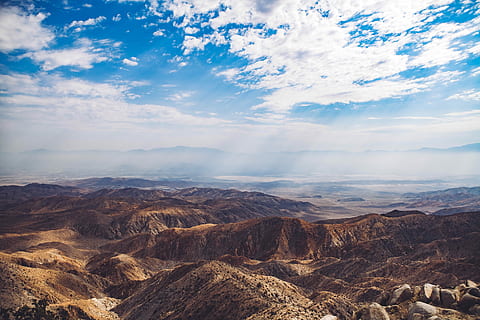vista dels ocells, muntanya, aèria, fotografia, blanc, skyt, núvol, Serra, canyon, vall, formació geològica, paisatge, cel, naturalesa, turó, fuita de llum, sol, llum solar, llum, escenics - natura, núvol - cel, bellesa a la natura, escena tranquil·la, tranquil·litat, medi ambient, escena no urbana, rock, idíl·lic, remot, dia, cap gent, geografia física, destinacions de viatge, rock - object, a l'aire lliure, formació, clima àrid, clima, cim de muntanya, 4K, CC0, domini públic, lliure de regalies