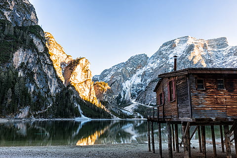 braun, Kabine, neben, Berg tagsüber, See, prangt, Italien, Berg, Natur, Landschaft, Schnee, szenen, draußen, europäische alpen, Gebirge, Wasser, Himmel, Gipfel, Schönheit in der Natur, Reflexion, Reise, Gletscher, ruhige Szene, Winter, Blau, Reiseziele, kalte Temperatur, die Architektur, Szenen - Natur, gebaute Struktur, keine Leute, Hütte, Gebäudehülle, Ruhe, Rock, 5K, CC0, gemeinfrei, lizenzfrei