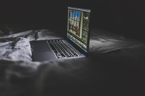 macbook, pro, bertenaga, berbalik, Abu-abu, hitam, laptop, komputer, seprai, teknologi, photoshop, kerja, pengeditan, malam, sial, komunikasi, teknologi nirkabel, tidak ada orang, koneksi, dalam ruangan, Internet, malam, tempat tidur, mebel, kamar tidur, kamar domestik, fokus selektif, gelap, merapatkan, tekstil, linen, perangkat komputer, interior rumah, keuangan, 5K, CC0, domain publik, bebas royalti