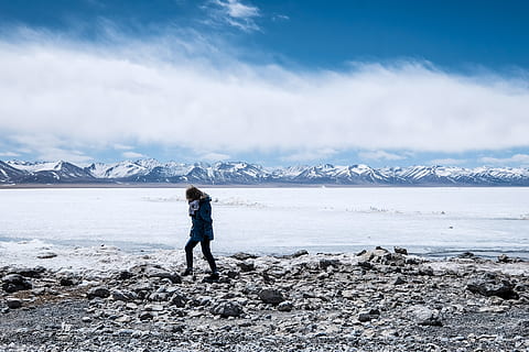 Person, schwarz, Hose, Gehen, Stein, tagsüber, Frau, Strand, erstes Mal, Zeitschritt, Schritt auf, auf dem Eis, Eissee, Natur, draußen, Erwachsene, Schnee, Uhrzeit, eine Person, Bildtechnik, Farbbild, Menschen, Bildtyp, Winter, Männer, kaukasischer Abstammung, Berg, Naturphänomen, Meer, Wasser, Tag, menschliches Alter, kopieren sie platz, Himmel, Stehen, in voller Länge, kalte Temperatur, Szenen - Natur, Schönheit in der Natur, Gebirge, schneebedeckter Berg, Landschaft, wolke - himmel, Freizeitbeschäftigung, Umgebung, Eis, warme Kleidung, 4K, CC0, gemeinfrei, lizenzfrei