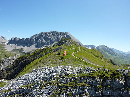 Gleitschirmfliegen, Start, hochziehen, Clipping-Phase, ausziehen, starten, abheben, losfahren, Gleitschirm, Berge, fliegen, Sport, Hobby, Arlberg, rüfikopf, Luftaufnahme, Berg, Natur, draußen, Wandern, Gipfel, europäische alpen, Sommer-, Schönheit in der Natur, Himmel, eine Person, Freizeitbeschäftigung, Szenen - Natur, Lebensstile, echte Menschen, Ruhe, ruhige Szene, Aktivität, Tag, kopieren sie platz, klarer Himmel, Nicht-städtische Szene, grüne Farbe, Gebirge, Umgebung, idyllisch, 2K, CC0, gemeinfrei, lizenzfrei