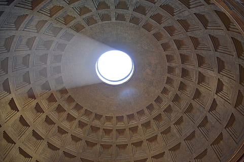 costruzione di cupola interna, soffitto in cemento beige, grigio, cupola, soffitto, centro, buco, riflessa, raggio di sole, architettura, luce, costruzione, struttura, posto famoso, in casa, storia, pantheon - roma, architettura ed edifici, moschea, struttura costruita, destinazioni di viaggio, Inquadratura dal basso, religione, luogo di culto, credenza, cerchio, nessuno, forma geometrica, forma, spiritualità, il passato, luce del sole, direttamente sotto, antico, ornato, 5K, CC0, dominio pubblico, privo di copyright