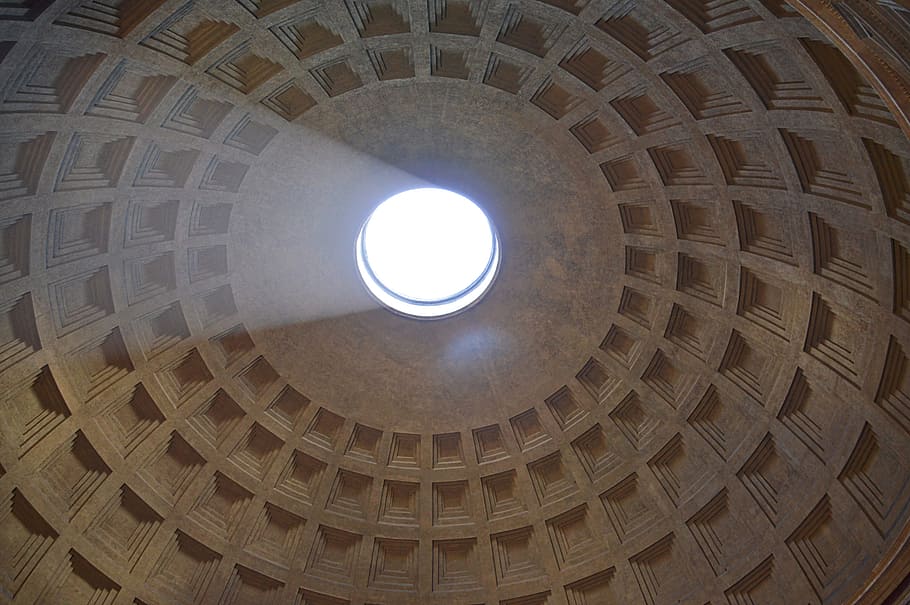 interior de la cúpula de construcció, sostre de formigó beix, gris, cúpula, sostre, centre, forat, reflectit, raig de sol, arquitectura, llum, edifici, estructura, lloc famós, a l'interior, història, panteó - roma, arquitectura i edificis, mesquita, estructura construïda, destinacions de viatge, vista d’angle baix, religió, lloc de culte, creença, cercle, cap gent, forma geomètrica, forma, espiritualitat, el passat, llum solar, directament a sota, antic, ornamentat, 5K