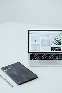 macbook pro, macbook, profesyonel, dönük, yanında, gri, karanlık, not defteri, kalem, basit, bilgisayar, unsplash, tarayıcı, krom, webdesign, ağ, yaratıcı, büro, tablo, en az, temiz, çalışma alanı, beyaz, tuş takımı, elma, Mac, teknoloji, dizüstü, kablosuz teknoloji, iletişim, bağ, içeriye, kopya alanı, insansız, Beyaz arkaplan, mobilya, iş, ofis, stüdyo çekimi, natürmort, Internet, bilgisayar ağı, kapatmak, 5K, CC0, kamu malı, telif ücretsiz