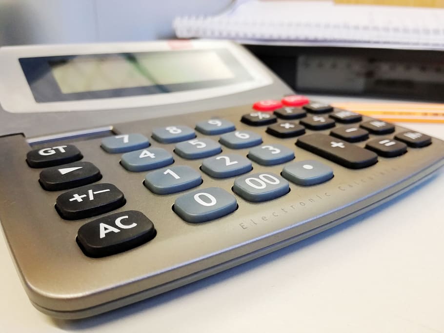 kalkulačka, kancelářská práce, kancelář, práce, podnikání, pracoviště, výpočet, jak vypočítat, finance, technologie, matematika, klávesnice, číslo, stůl, sdělení, uvnitř, detail, nikdo, symbol, znaménko plus, počítač, zaměřit se na popředí, stálý život, lavice, elektrické zařízení, 4K
