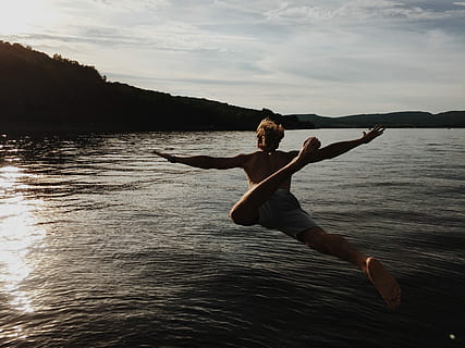 la persona salta, corpo, acqua, giorno, persona, saltare, corpo d'acqua, all'aperto, donne, mare, natura, persone, una persona, estate, immagine a colori, etnia caucasica, giovane adulto, adulto, ricerca ricreativa, lunghezza intera, solo una donna, solo adulti, seduta, stili di vita, persone reali, attività di svago, cielo, bellezza nella natura, nuvola - cielo, braccio umano, movimento, arto, tramonto, mezz'aria, 2K, CC0, dominio pubblico, privo di copyright