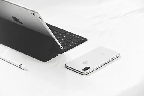 sidabro iphone x, šalia, „MacBook“, pro, balta, paviršius, „ipad“, „iPhone“, klaviatūra, švirkštimo priemonė, minimalus, juoda ir balta, tech, technologijos, obuolys, darbo vieta, išmanusis telefonas, nespalvotas, kūrybingas, ipad pro, ryšį, belaidžio ryšio technologija, komunikacijos, baltas fonas, aukšto kampo vaizdas, nėra žmonių, kopijavimo vietos, verslą, studija, patalpose, Iš arti, perkeliamumas, patogumas, skaičiuoklė, natiurmortas, nešiojamas informacijos įrenginys, kompiuteris, du objektai, finansuoti, 5K, CC0, Viešasis domenas, nemokamai