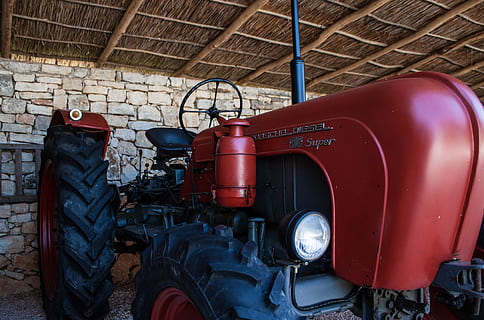 tractor, porsche, Oldtimer, agricultură, fermă, mașini, rural, vehiculul terestru, agricultor, mașini agricole, roșu, transport, doar un singur om, mașină, industrie, zi, mijloc de transport, staționar, nici o persoana, echipament de urgență, roată, accidente și dezastre, utilaje agricole, abandonat, Stingător de foc, vehicul cu motor, în aer liber, obosi, montare pe perete, camion, furtun de incendiu, garaj, 4K, CC0, domeniu public, fără drepturi de autor