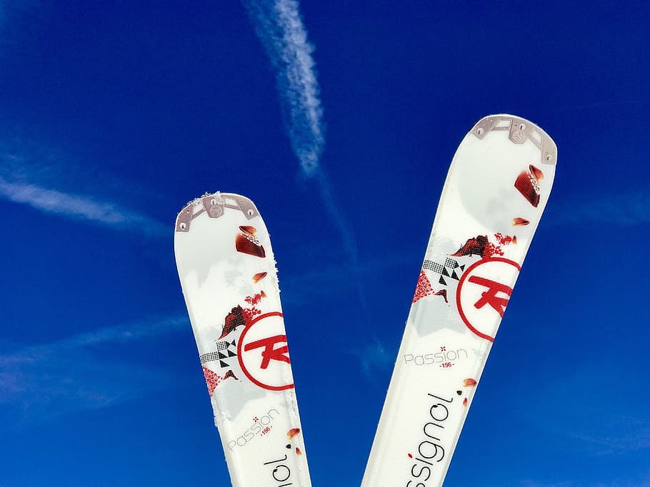 parell, blanc, fulles d'esquí, esquiar, muntanyes, hivern, naturalesa, la pista d’esquí, Alps, muntanya, esports d’hivern, bola de neu, esport d'hivern, cel, gelades, nevat, neu, blau, fons de colors, salut i medicina, cap gent, primer pla, dia, vista d’angle baix, Color blanc, nombre, núvol - cel, temperatura de fred, a l'interior, vermell, 4K