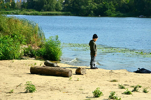 rzeka, chłopak, plaża, fala, piasek, niemowlę, woda, prawdziwi ludzie, jedna osoba, styl życia, roślina, Natura, dzień, piękno natury, mężczyźni, spędzania wolnego czasu, drzewo, na stojąco, codzienne ubrania, spokój, scena pozamiejska, scenics - natura, pełna długość, jezioro, na dworze, 2K, CC0, domena publiczna, darmowe zdjęcia