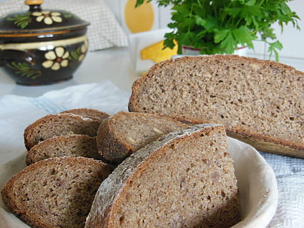 bagt, husholdningsmaskiner, plade, brød, skiver, Brun, rug, surdej, sund og rask, hvede, mad, blød, vegetarisk, hjemmelavet, spise, skære, betjener, del, kulhydrat, velsmagende, lækker, mad og drikke, friskhed, velvære, brød brød, sund kost, tæt på, ingen mennesker, bord, klar til at spise, indendørs, stilleben, fokus på forgrunden, plante, fuldkorn, Brunt brød, morgenmad, 2K, CC0, offentligt domæne, royaltyfrie