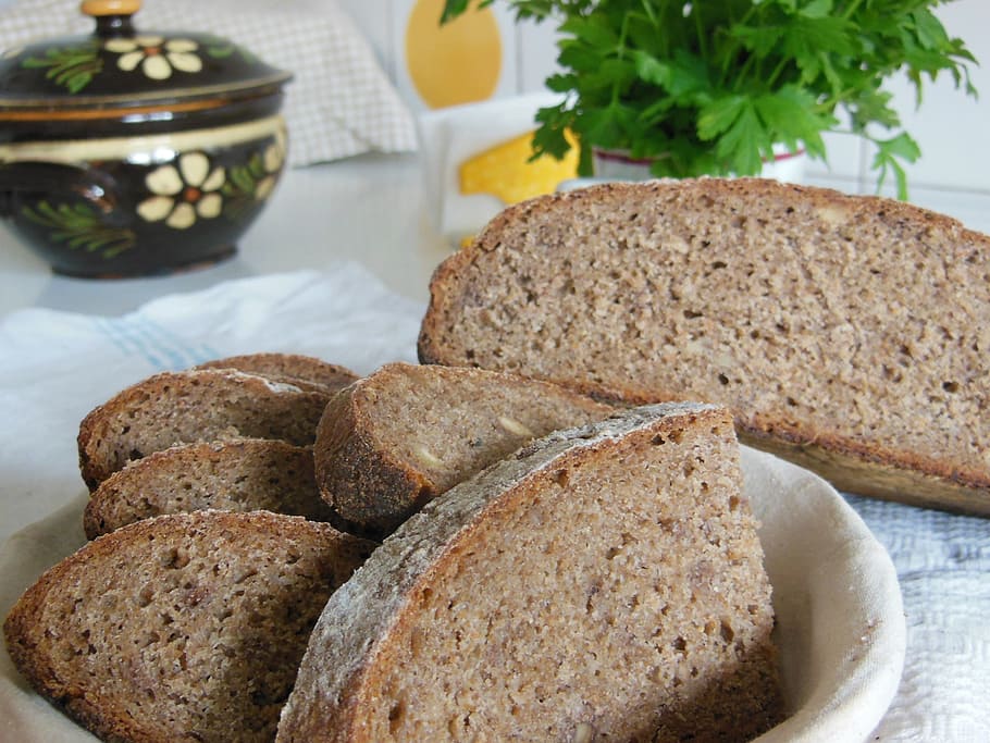 al forn, pans, placa, pa, rodanxes, marró, sègol, pasta de llet, saludable, blat, menjar, suau, vegetarià, casolà, tallar, servir, part, hidrats de carboni, saborós, deliciós, menjar i beguda, frescor, benestar, llesca de pa, alimentació saludable, primer pla, cap gent, taula, llest per menjar, a l'interior, natura morta, centrar-se en primer pla, planta, integral, pa marró, esmorzar, 2K
