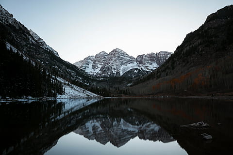 foto, cuerpo, agua, montañas, tiempo de día, lago, paisaje, montaña, tierras altas, pico, arboles, planta, naturaleza, otoño, reflexión, cielo, cordillera, nieve, scenics, nadie, temperatura fría, invierno, paisajes - naturaleza, belleza en la naturaleza, tranquilidad, escena tranquila, Montaña cubierta de nieve, ambiente, día, lago de reflexión, formación, pico de la montaña, 5K