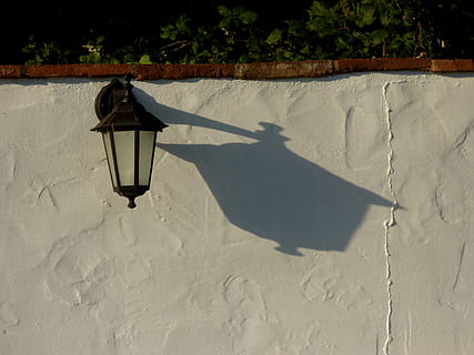 linterna, pared, sombra, jardín, luz del sol, naturaleza, día, nadie, al aire libre, equipo de iluminación, estructura construida, vista de alto ángulo, calle, arquitectura, pared - característica de la construcción, tierra, soleado, luz de la calle, centrarse en la sombra, planta, transporte, tranquilidad, lámpara eléctrica, 4K, CC0, dominio público, libre de derechos