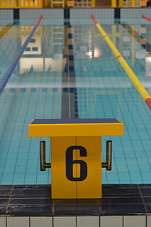 zwembad, blok, zes, lijn, geel, communicatie, aantal, sport, focus op de voorgrond, geen mensen, teken, dag, water, buitenshuis, reflectie, hoge hoekmening, wedstrijd, architectuur, het zwembad, natuur, zwembaan marker, 4K, CC0, publiek domein, royaltyvrij
