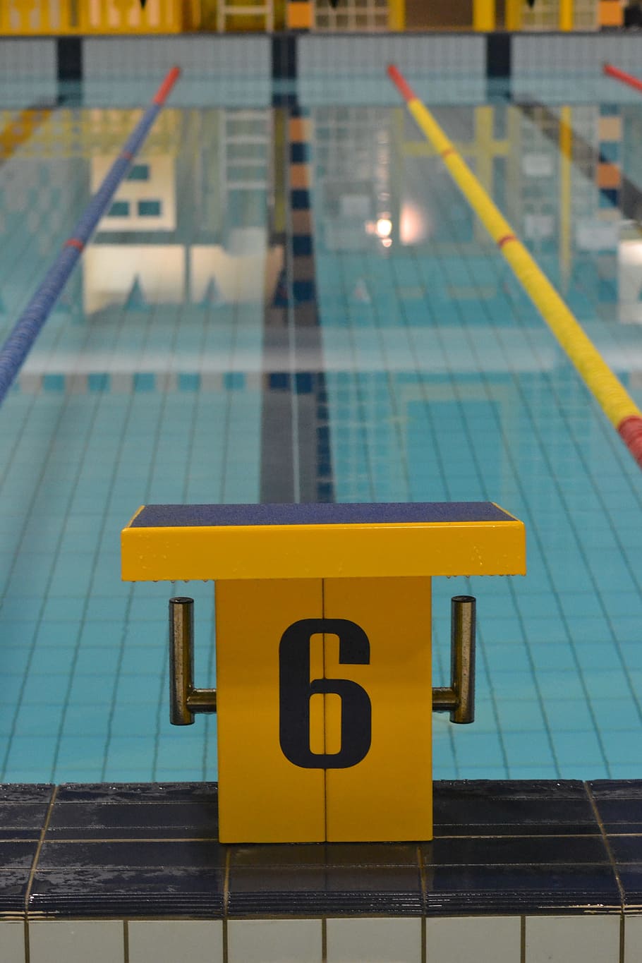 Schwimmbad, Block, sechs, Linie, Gelb, Kommunikation, Nummer, Sport, Fokus auf den Vordergrund, keine Leute, Zeichen, Tag, Wasser, draußen, Reflexion, High Angle View, Wettbewerb, die Architektur, am Pool, Natur, Markierung der Schwimmspur, 4K