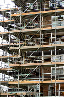 Gerüst, Baumeister, Arbeitnehmer, Ausleger, aufrichten, Fußboden, Inszenierung, Aufzug, Niveau, Gebäude, geschossig, Haus, falsework, Szene, Konstruktion, Geschäft, Vermietung, Reparatur, die Architektur, Baugewerbe, gebaute Struktur, Baustelle, Gebäudehülle, Bürogebäude, städtische Szene, Wolkenkratzer, Beton, Bautätigkeit, Wohnung, Flachwinkelansicht, keine Leute, Industrie, Vollbild, Wohngegend, Tag, Fenster, Stadt, Entwicklung, unvollständig, Muster, draußen, Bürogebäude außen, Heimwerker, 1080P, CC0, gemeinfrei, lizenzfrei