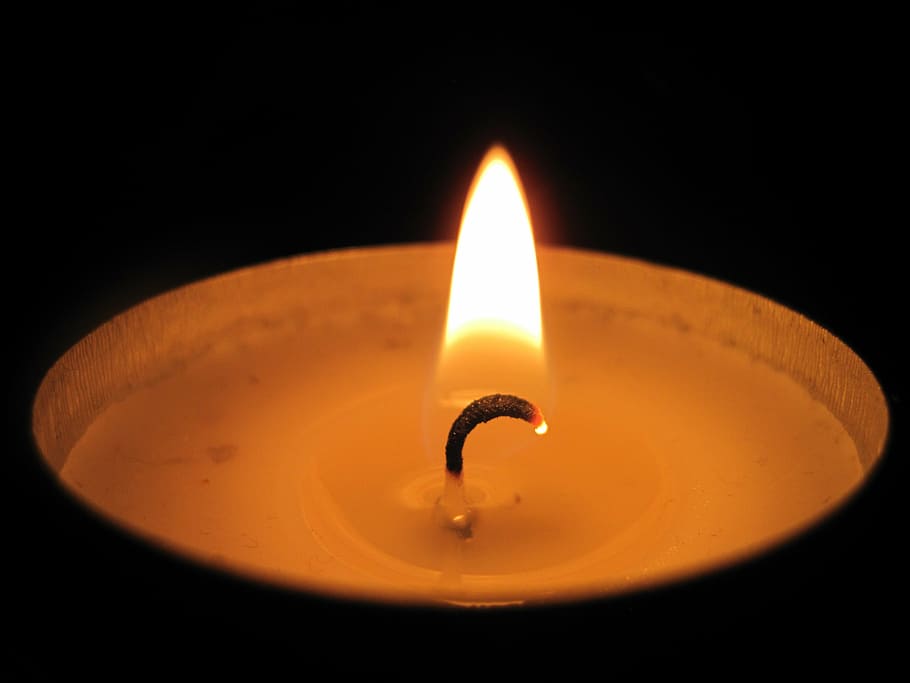 Teelicht, Kerze, Flamme, Feuer, Wachs, Licht, Hitze, brennen, Docht, Atmosphäre, Kerzenlicht, Verbrennung, Hitze - Temperatur, schwarzer Hintergrund, drinnen, Feuer - natürliches Phänomen, beleuchtet, Nahansicht, Natur, orange Farbe, keine Leute, Studioaufnahme, Lichtanlage, glühend, dunkel, einzelnes Objekt, Fokus auf den Vordergrund, elektrische Lampe, Helligkeit, schmelzen, 4K
